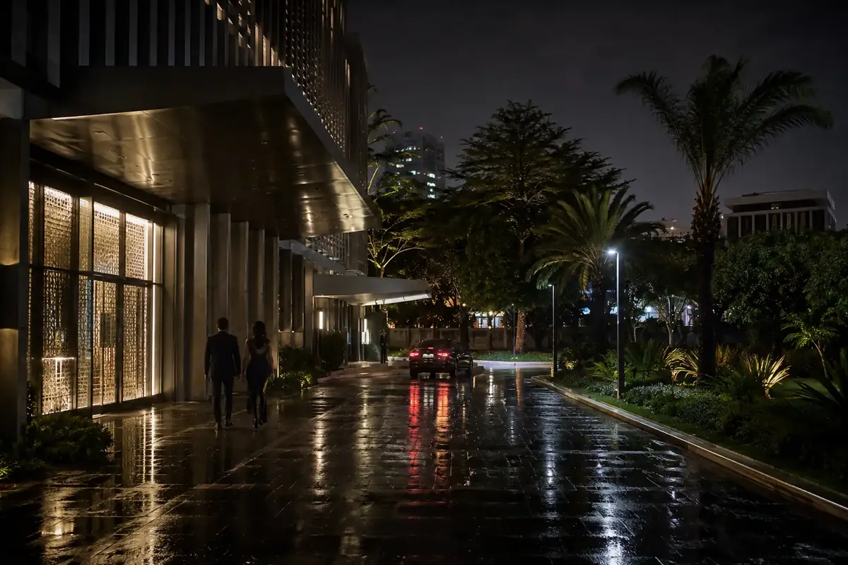 Arrivée nocturne dans un lieu élégant à Abidjan